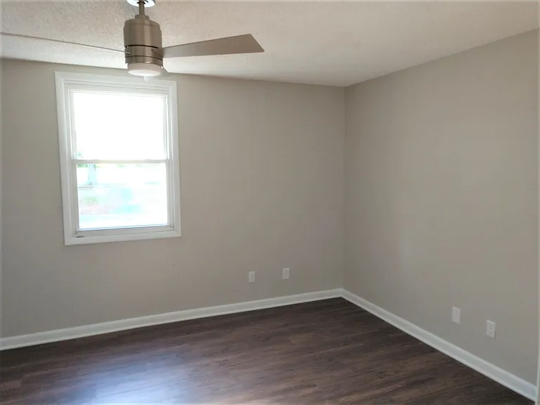 604 E Iredell Ave — Photo 10
