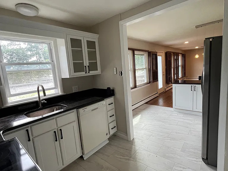 4647 Memorial Hwy — Photo 5