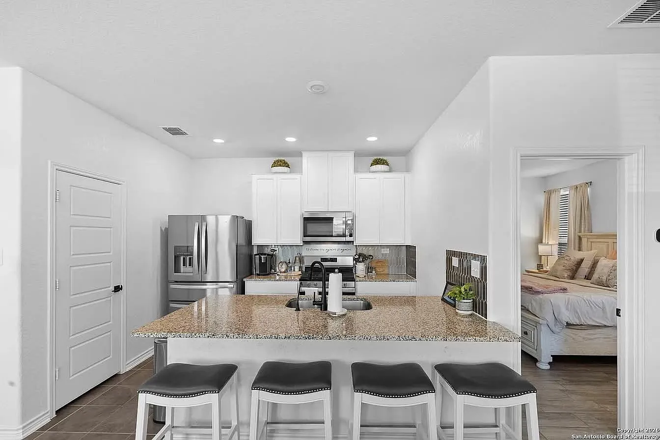 3 bed, 1416 sqft, $1,946 — Photo 2
