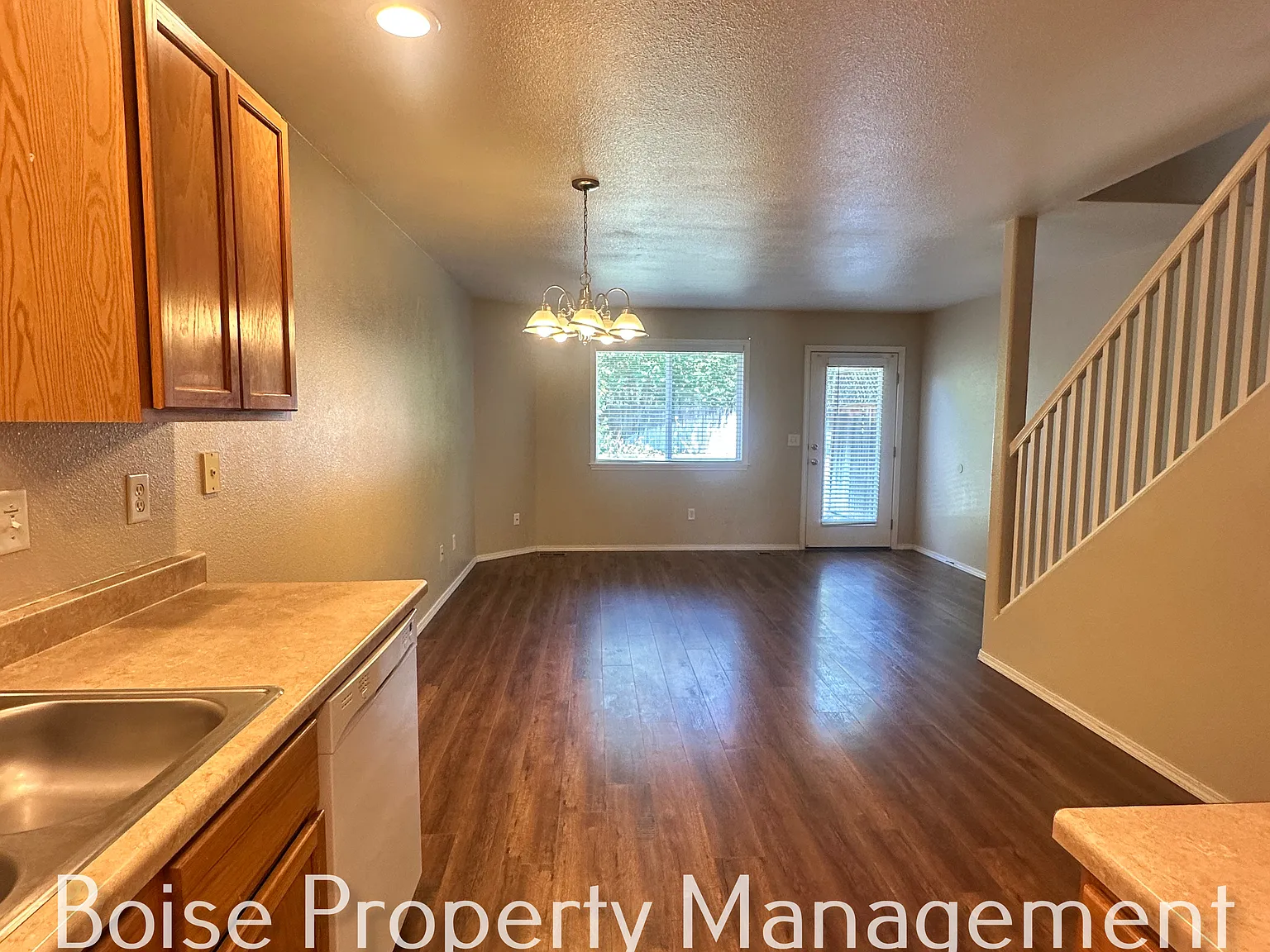 2 bed, 1.5 bath, 992 sqft, $1,450 — Photo 2