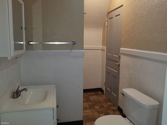 522 Bessemer Apt 3 Bathroom