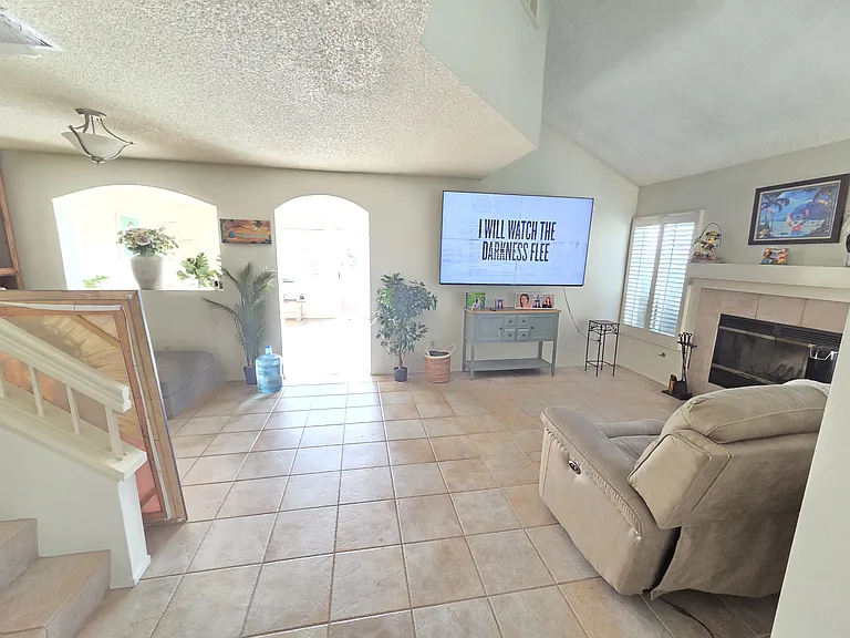 740 Edgewater Dr — Photo 4