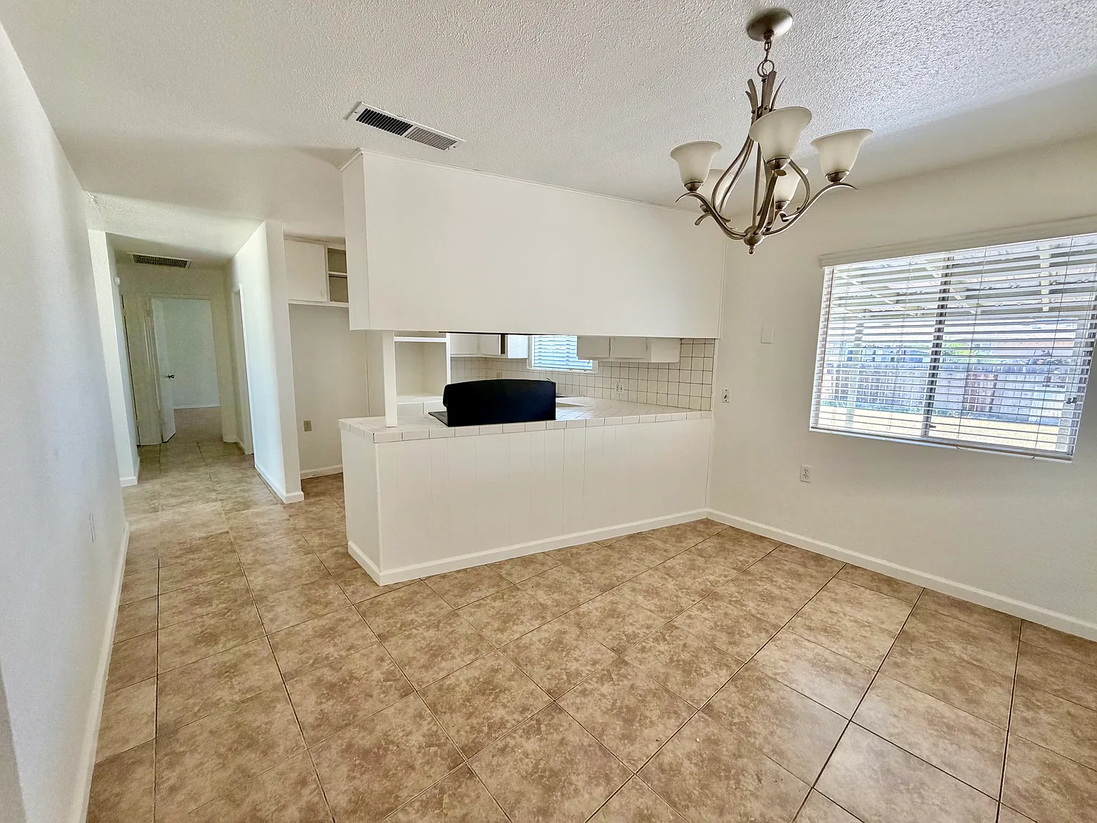 3 bed, 1434 sqft, $1,900 — Photo 3