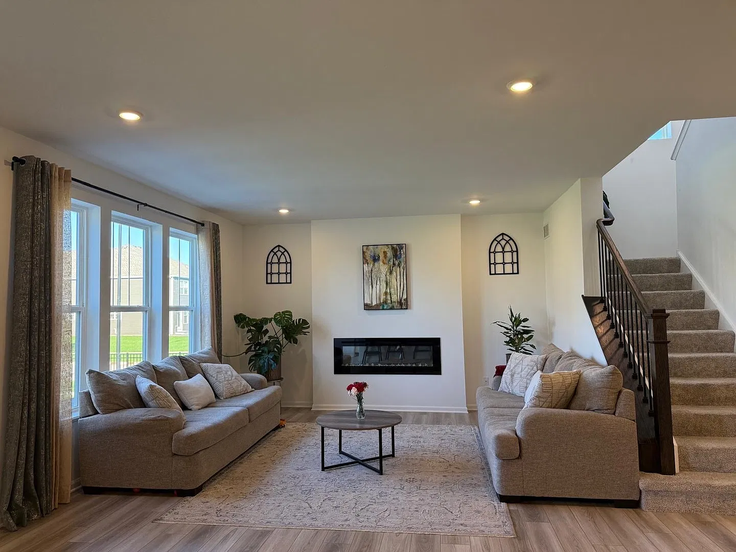 5 bed, 2760 sqft, $3,700 — Photo 2