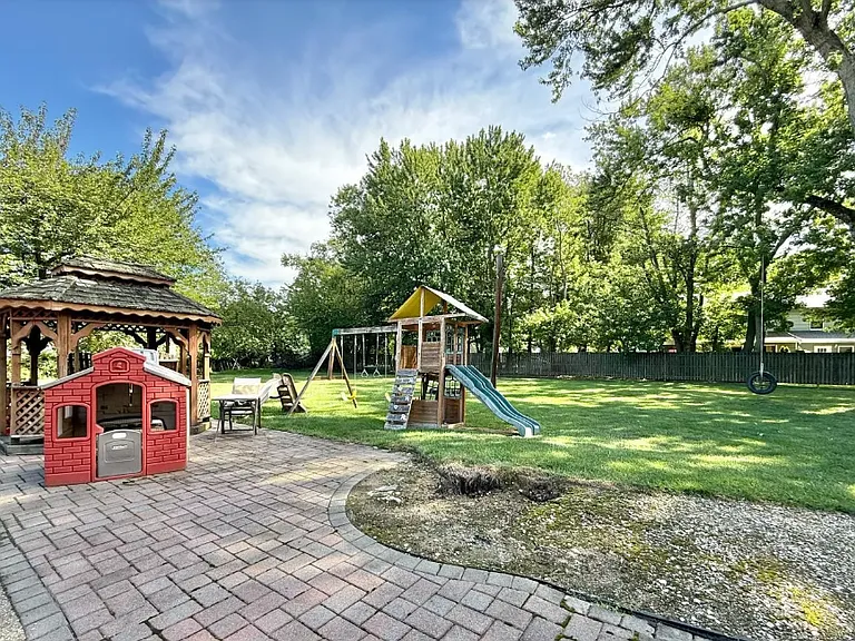 452 Cranbury Rd — Photo 3