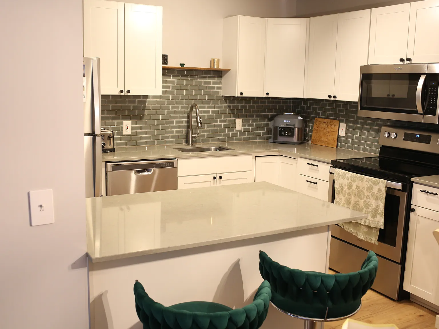 2 bed, 1055 sqft, $2,050 — Photo 4