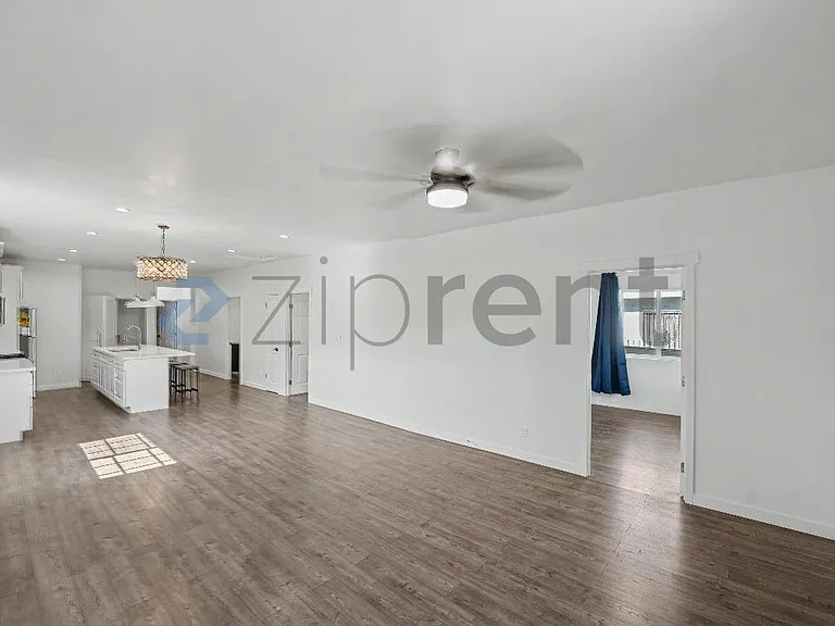 1659 E 61st St — Photo 6