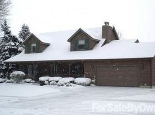4105 Oakridge Dr, Midland, MI 48640