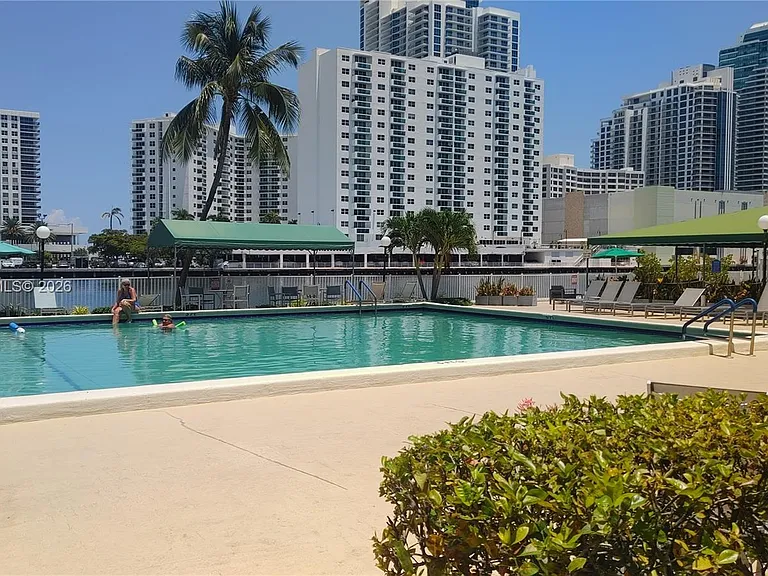 1000 Parkview Dr #125 — Photo 43