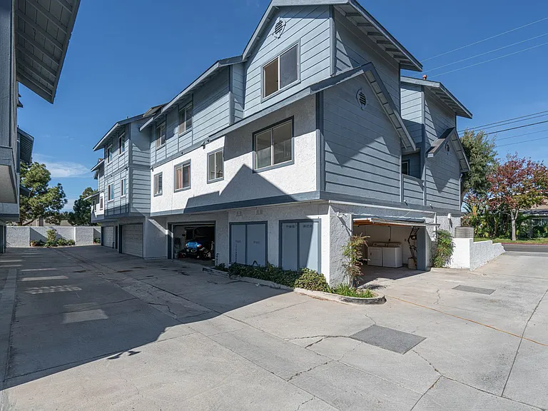 789 W 18th St #1A — Photo 1