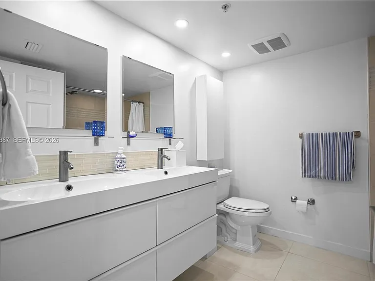 529 E Sheridan St #307 — Photo 23