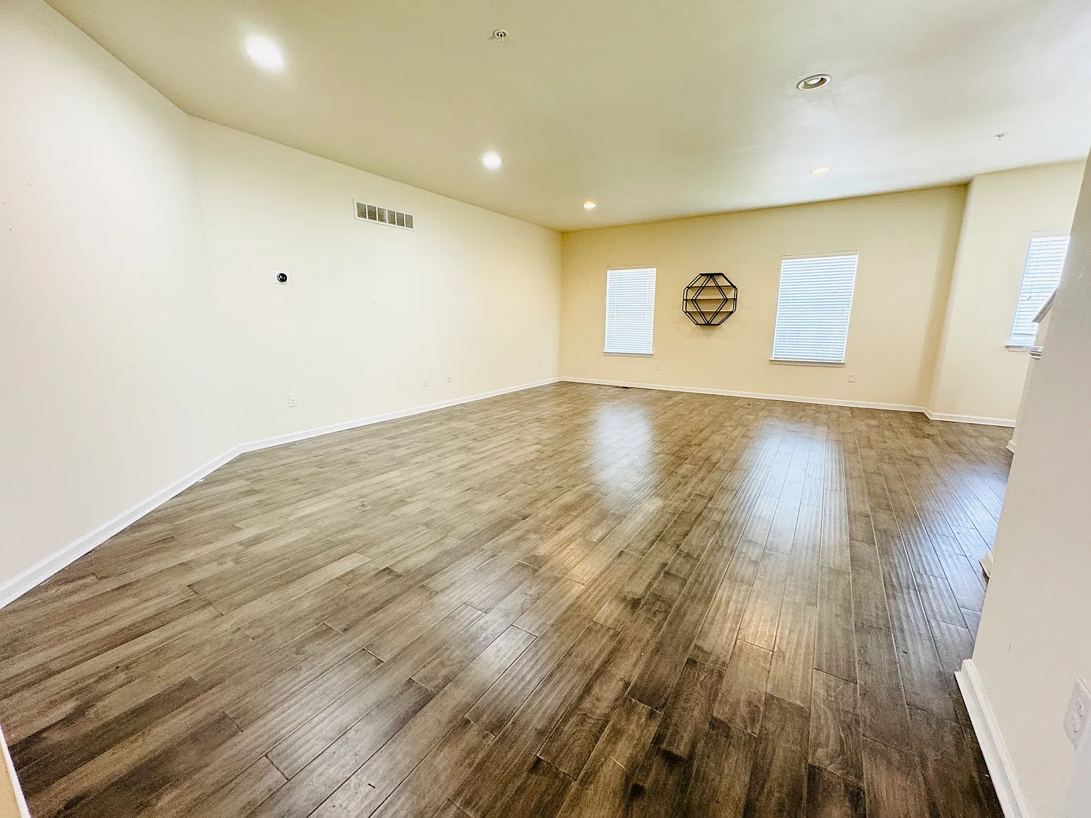 3 bed, 2800 sqft, $2,600 — Photo 3