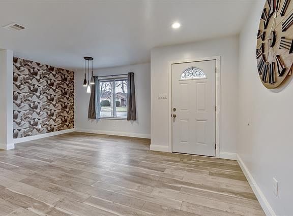 3rd image of 1121 Waterview Ln