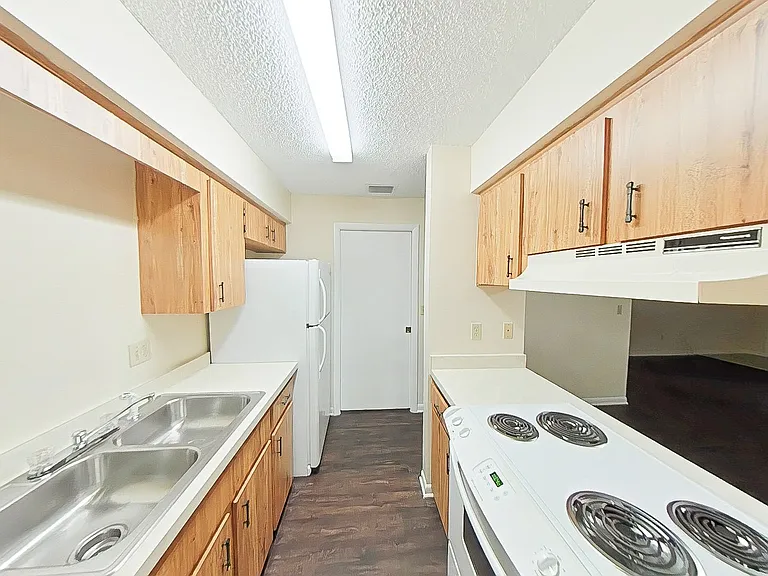 720 NE 30th Ave #P — Photo 3