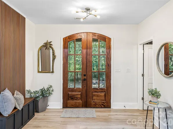16 Tanglewood Rd, Lake Wylie, SC 29710