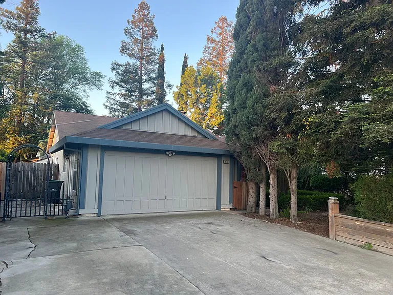 2870 Higgins Rd — Photo 2