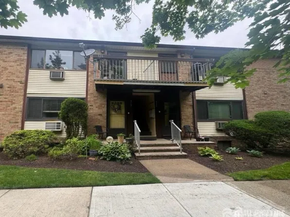 320 Cricket Ln, Woodbridge, NJ 07095