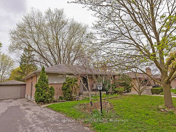 2nd image of 596 Ridgewood Cres