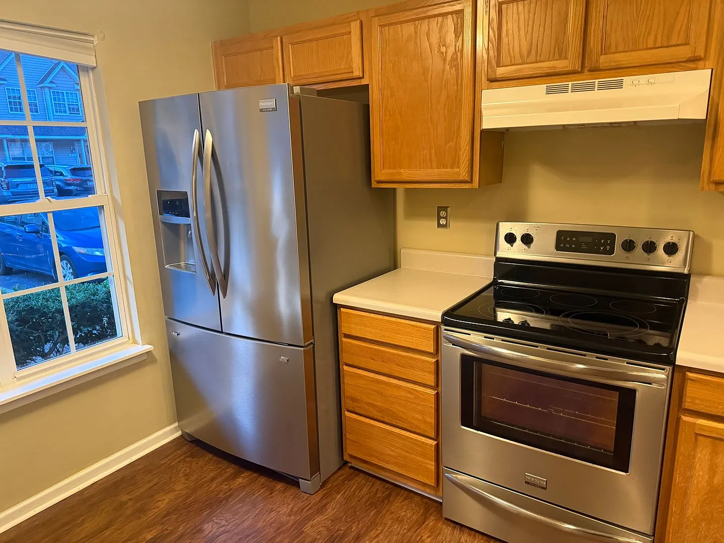Pet-Friendly 2BR Townhome with 2 Ensuite Baths, Community Pool & Fenced Patio — Photo 4