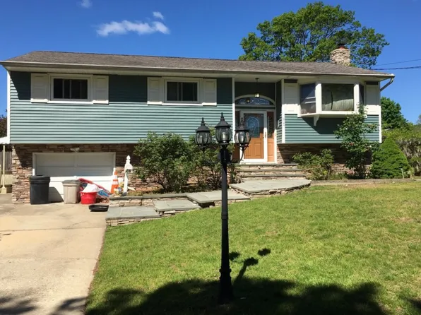 26 Bayberry Rd, Ronkonkoma, NY 11779