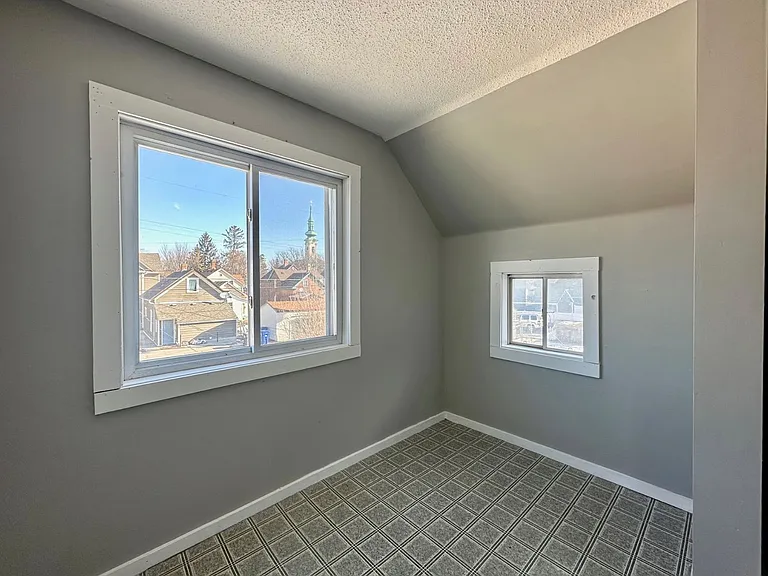 587 Charles Ave — Photo 4