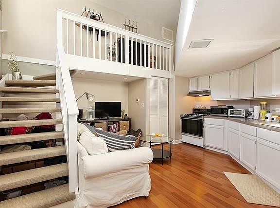 2nd image of 2112 N Hoyne Ave #1R