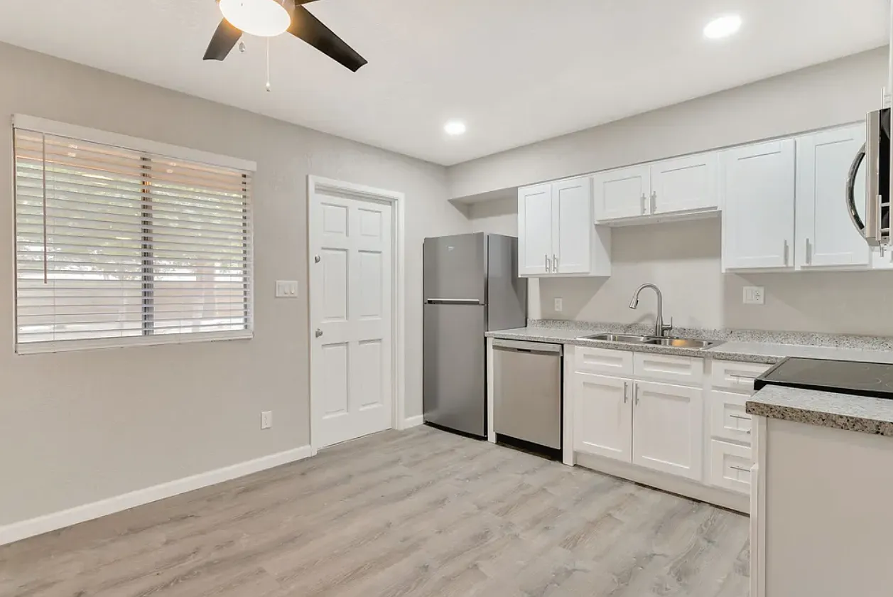 23 Palms Apartments — Photo 1