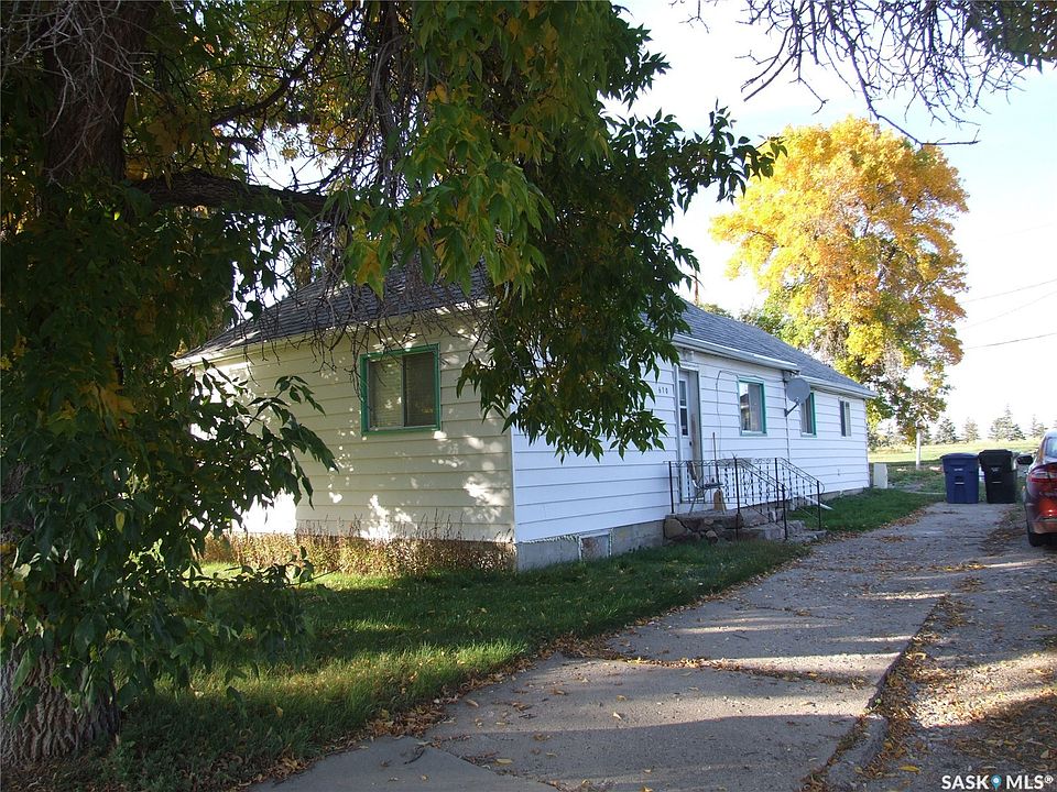 1st image of 610 3rd Avenue W