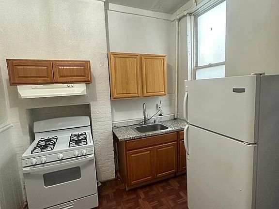 5th image of 578 Bramhall Ave