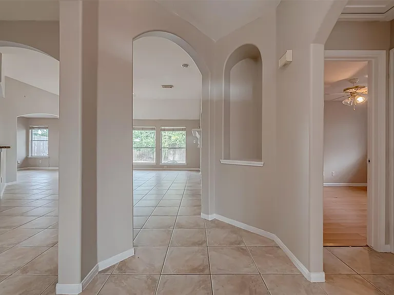 8714 Pleasantbrook Dr — Photo 4