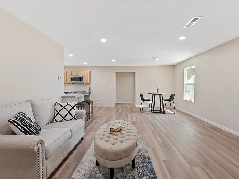 821 N Clara St — Photo 5