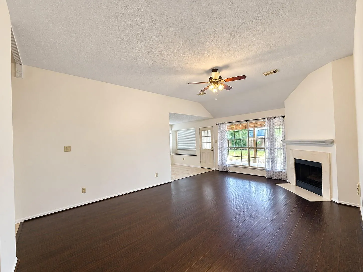4 bed, 2.0 bath, 1805 sqft, $2,100 — Photo 4