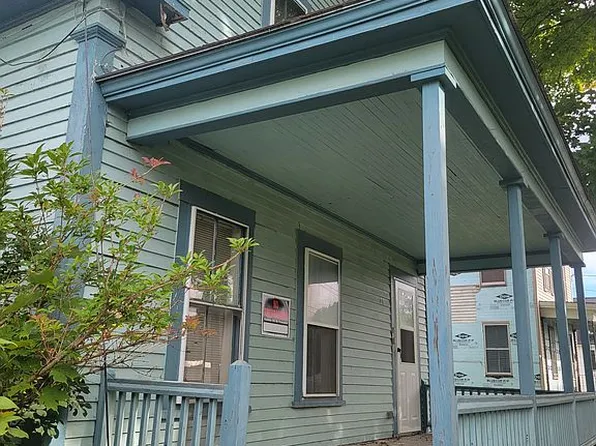 18 Charles St, Houlton, ME 04730