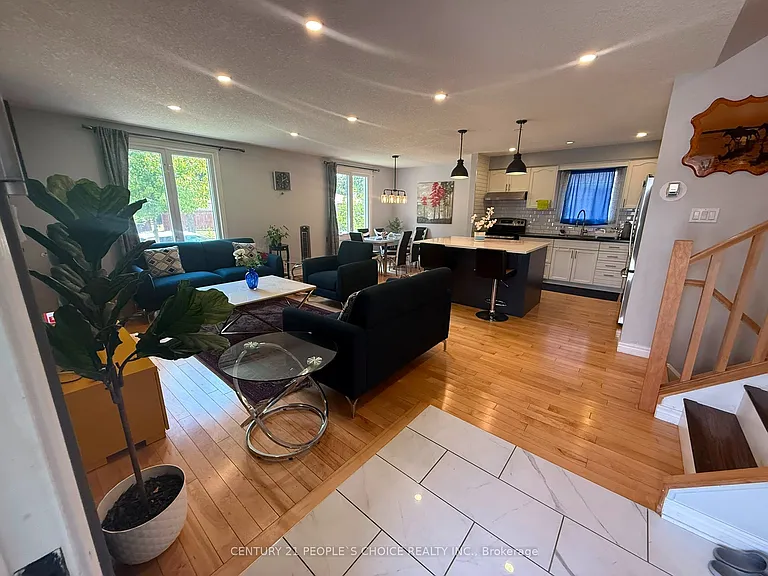 74 Alayne Cres — Photo 3