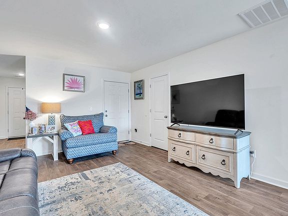 5th image of 463 Seaborn Cir