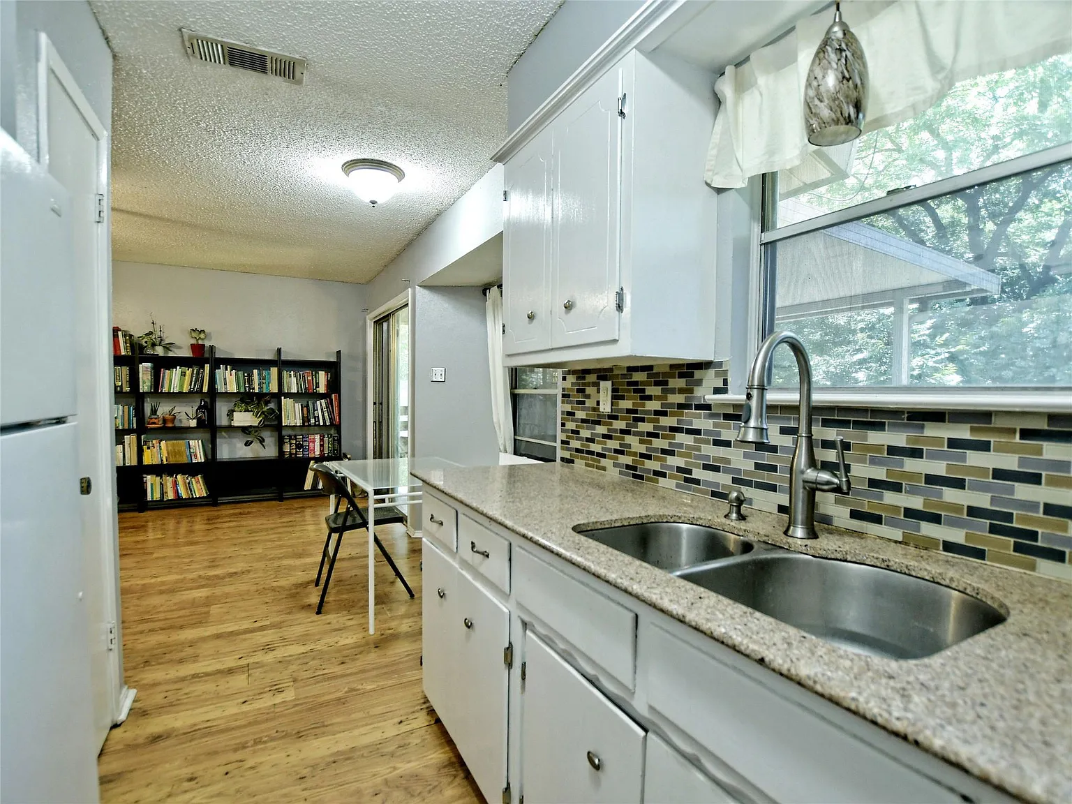 3 bed, 1.5 bath, 1084 sqft, $2,500 — Photo 3