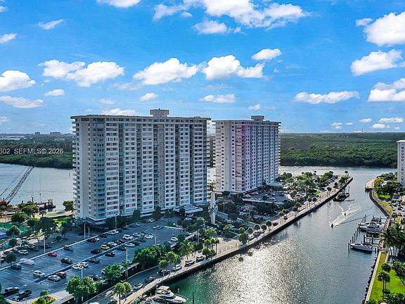 4th image of 300 Bayview Dr APT 1709
