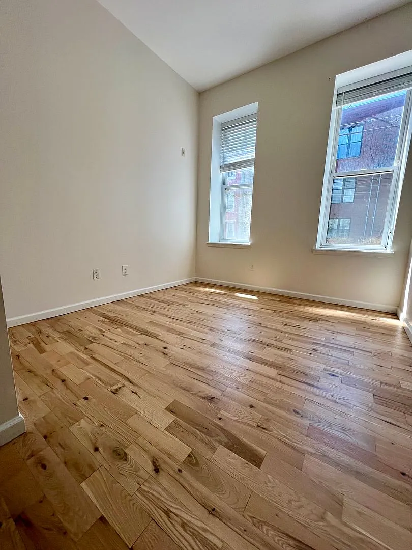 Master St W 2131 — Photo 4