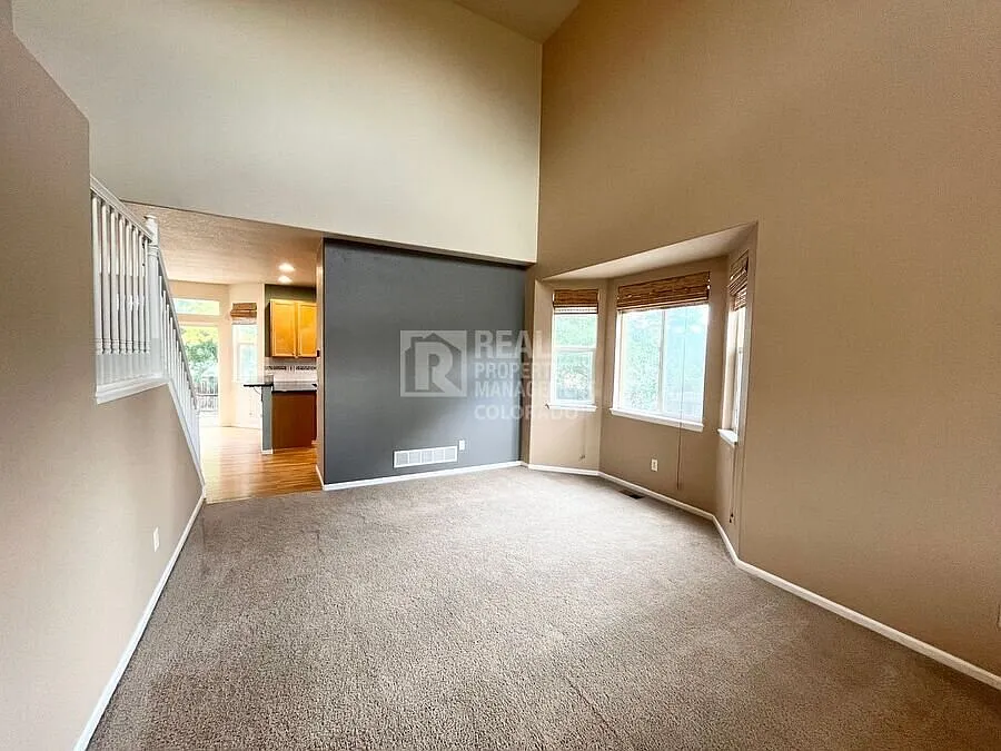 Spacious 5 Bedroom Home with Finished Basement, Office & 3-Car Garage — Photo 3