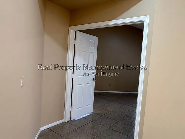 7568 W Kerry Ln — Photo 12