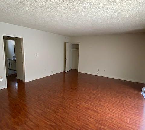 5th image of 3031 Montrose Ave APT 8