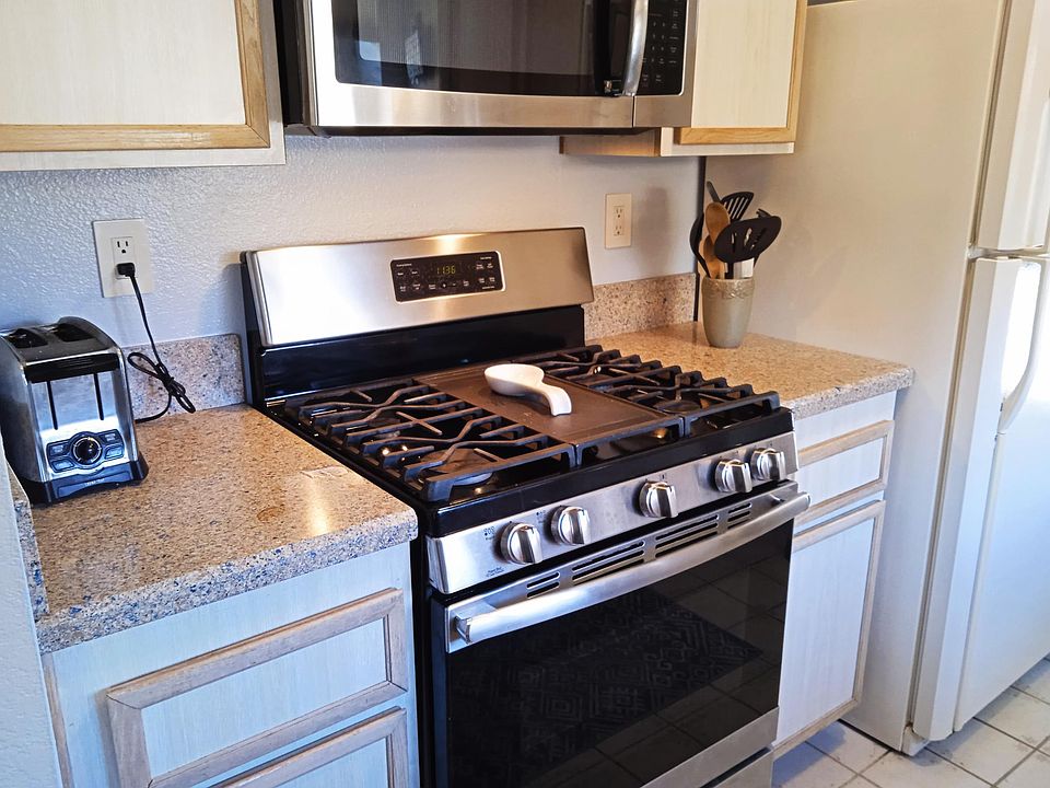 Kitchen stove and microwave oven