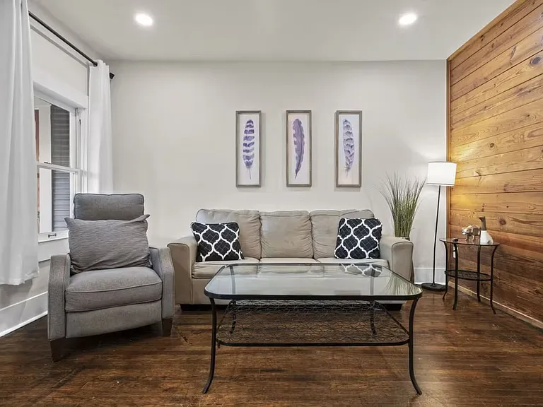 330 E Myrtle St — Photo 10