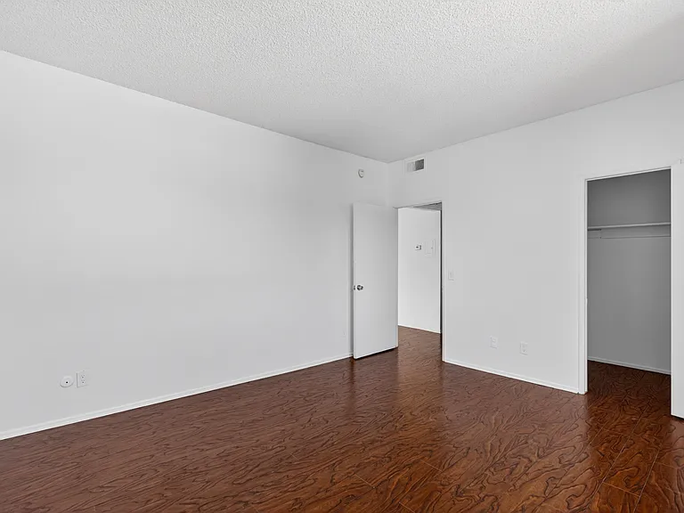 Woodman Ave Apartments — Photo 69