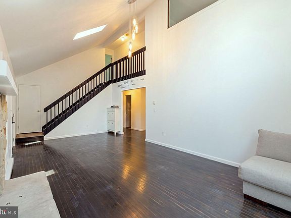 5th image of 1076 Lancaster Dr