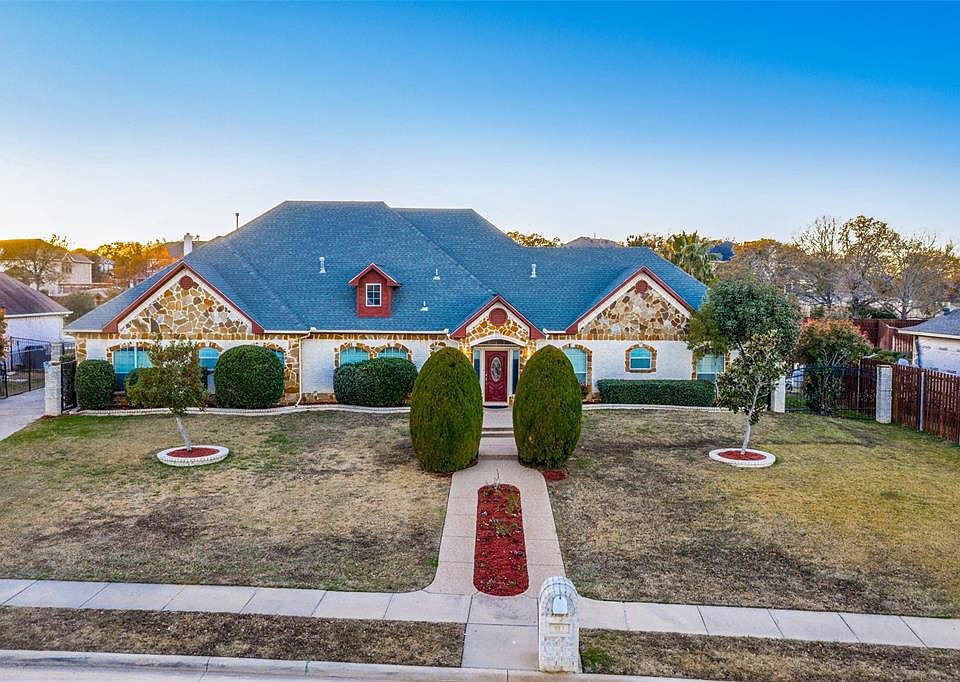 1st image of 813 Shady Bend Dr