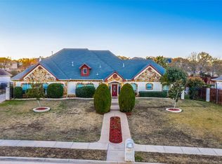 813 Shady Bend Dr, Kennedale, TX 76060