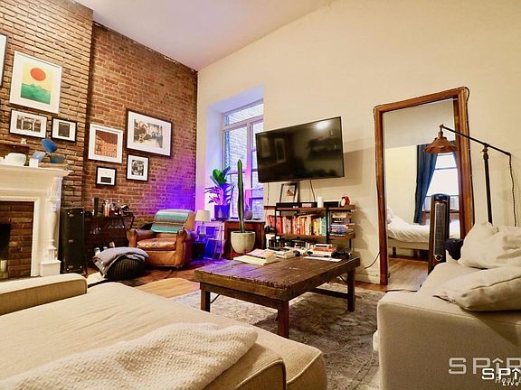 3rd image of 128 W 74th St APT 1B