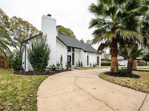823 Millpond Dr, Sugar Land, TX 77498