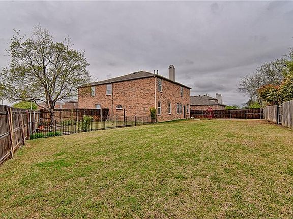 4th image of 924 Medina Dr